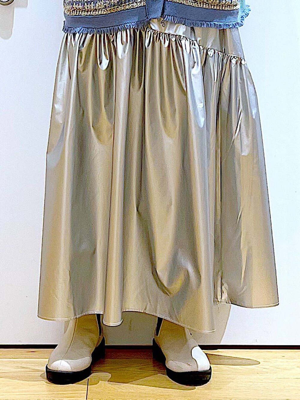 ブラック系のTシャツ/カットソー、シルバー系のスカート、ブルー系のカーディガン/ボレロを着用したレディースの冬コーディネートの8枚目の写真