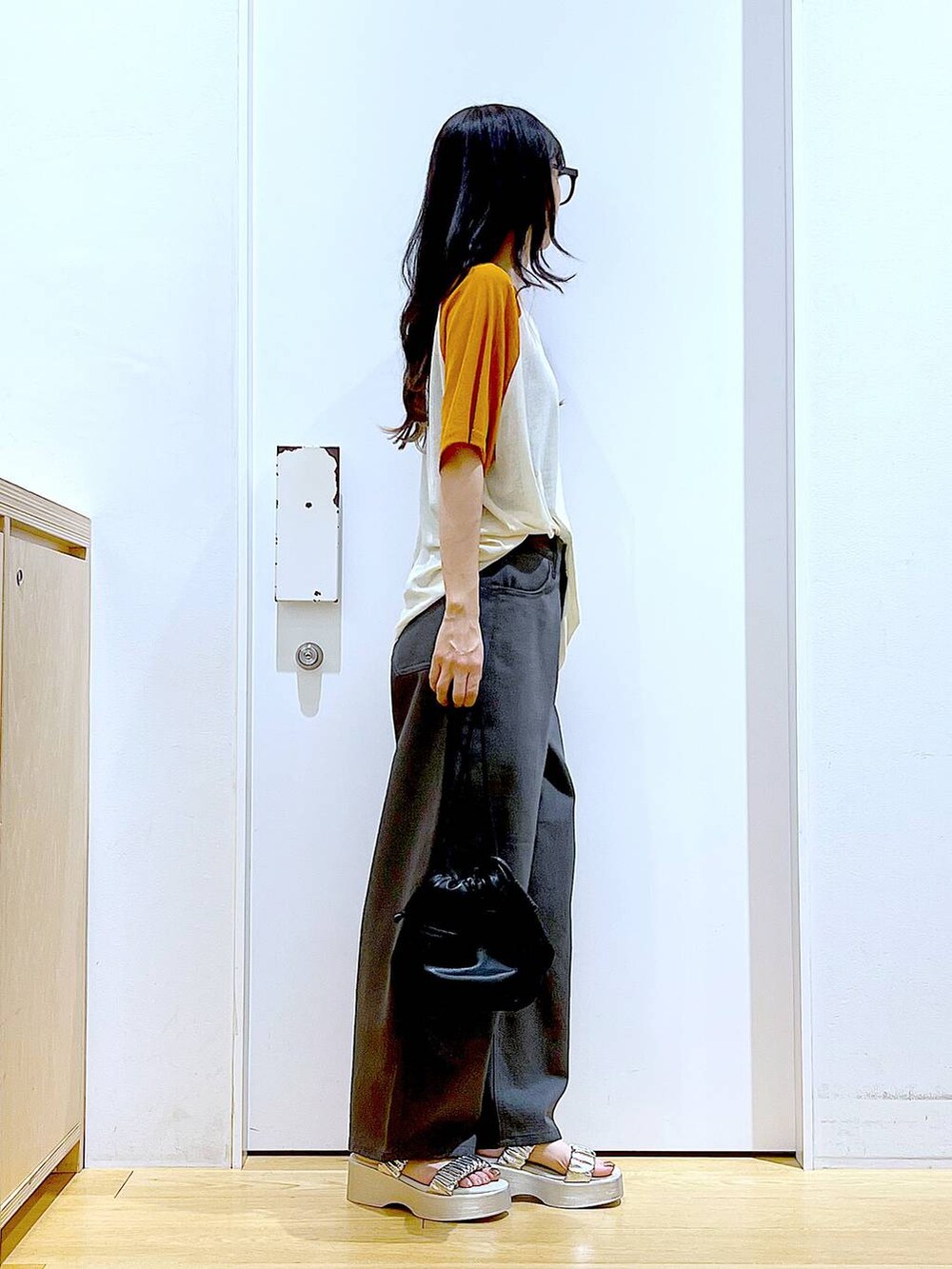 ブラック系のショルダーバッグ、グレー系のその他パンツ、シルバー系のサンダルを着用したレディースの夏コーディネートの4枚目の写真