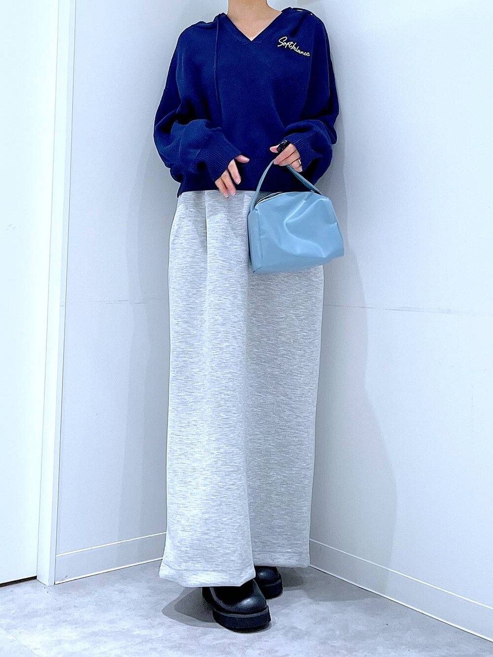 ブルー系のショルダーバッグ、ブラック系のサンダル、グレー系のスカートを着用したレディースの春コーディネートの6枚目の写真