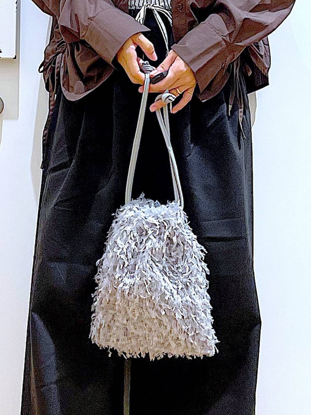 グレー系のショルダーバッグ、シルバー系のパンプス、ブラウン系のシャツ/ブラウスを着用したレディースの秋コーディネートの9枚目の写真