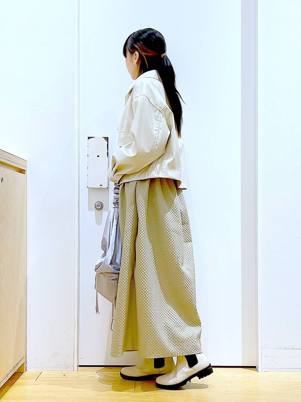 ベージュ系のブルゾン、ブラウン系のワンピース、ブルー系のTシャツ/カットソーを着用したレディースの春コーディネートの3枚目の写真