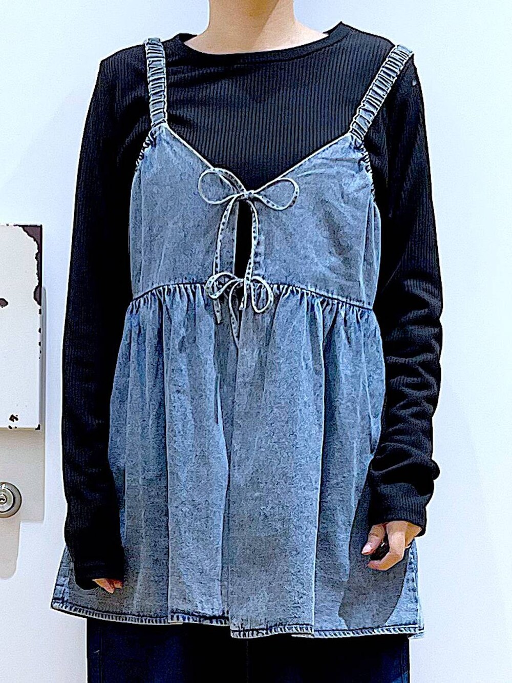 ホワイト系のパンプス、ブルー系のデニムパンツ、ブラック系のショルダーバッグを着用したレディースの春コーディネートの7枚目の写真