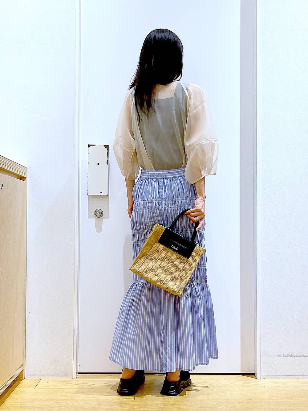 ブラック系のサンダル、その他のスカート、ブラック系のニット/セーターを着用したレディースの夏コーディネートの5枚目の写真