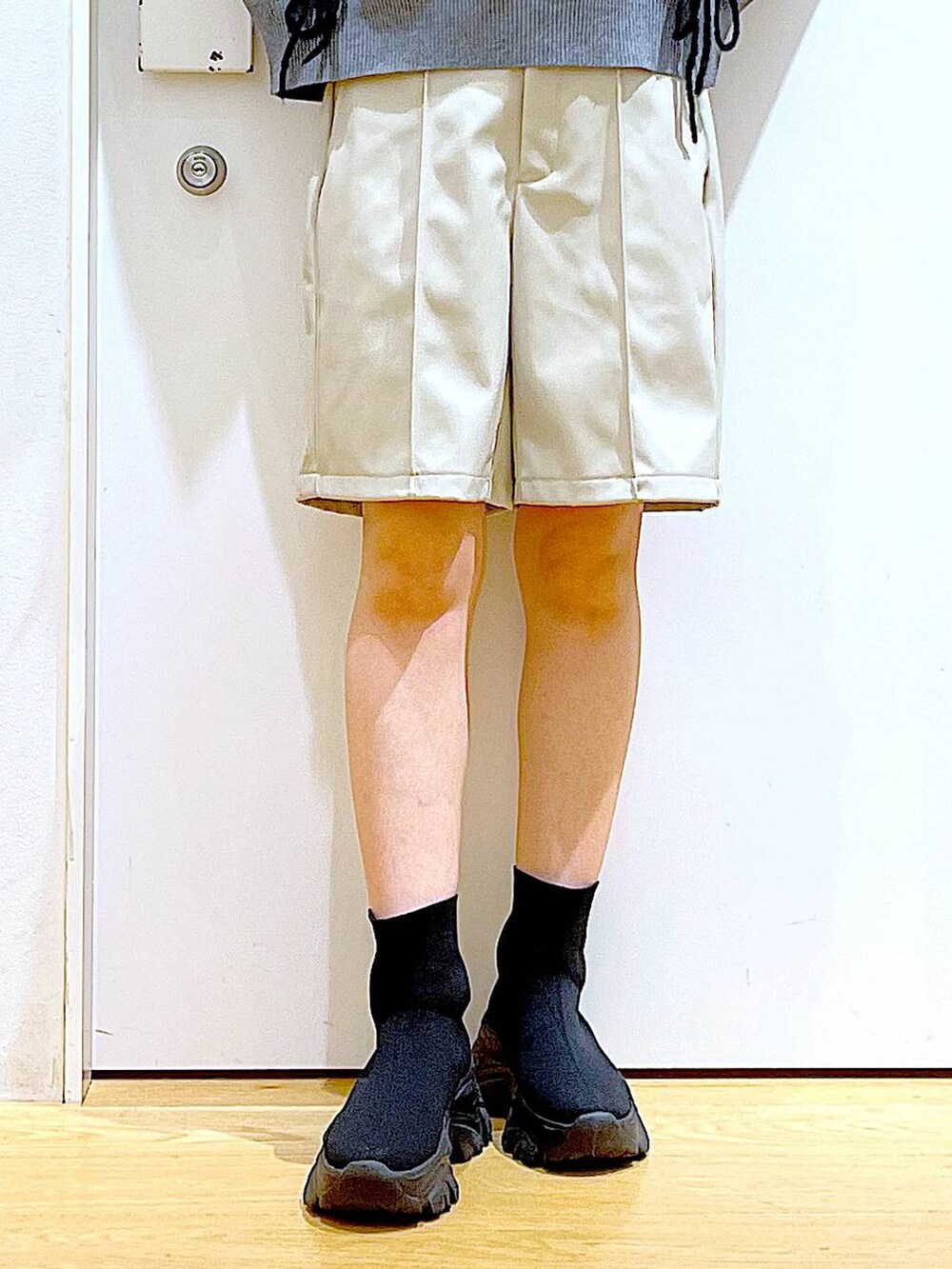 ブラック系のトートバッグ、ブラック系のブーツ、グレー系のニット/セーターを着用したレディースの冬コーディネートの8枚目の写真