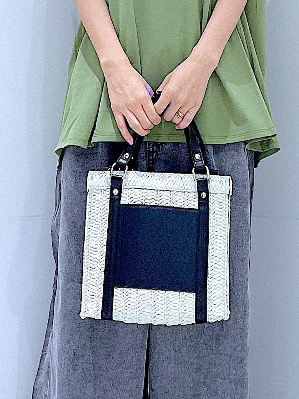 ホワイト系のショルダーバッグ、ブラック系のサンダル、グリーン系のTシャツ/カットソーを着用したレディースの夏コーディネートの9枚目の写真