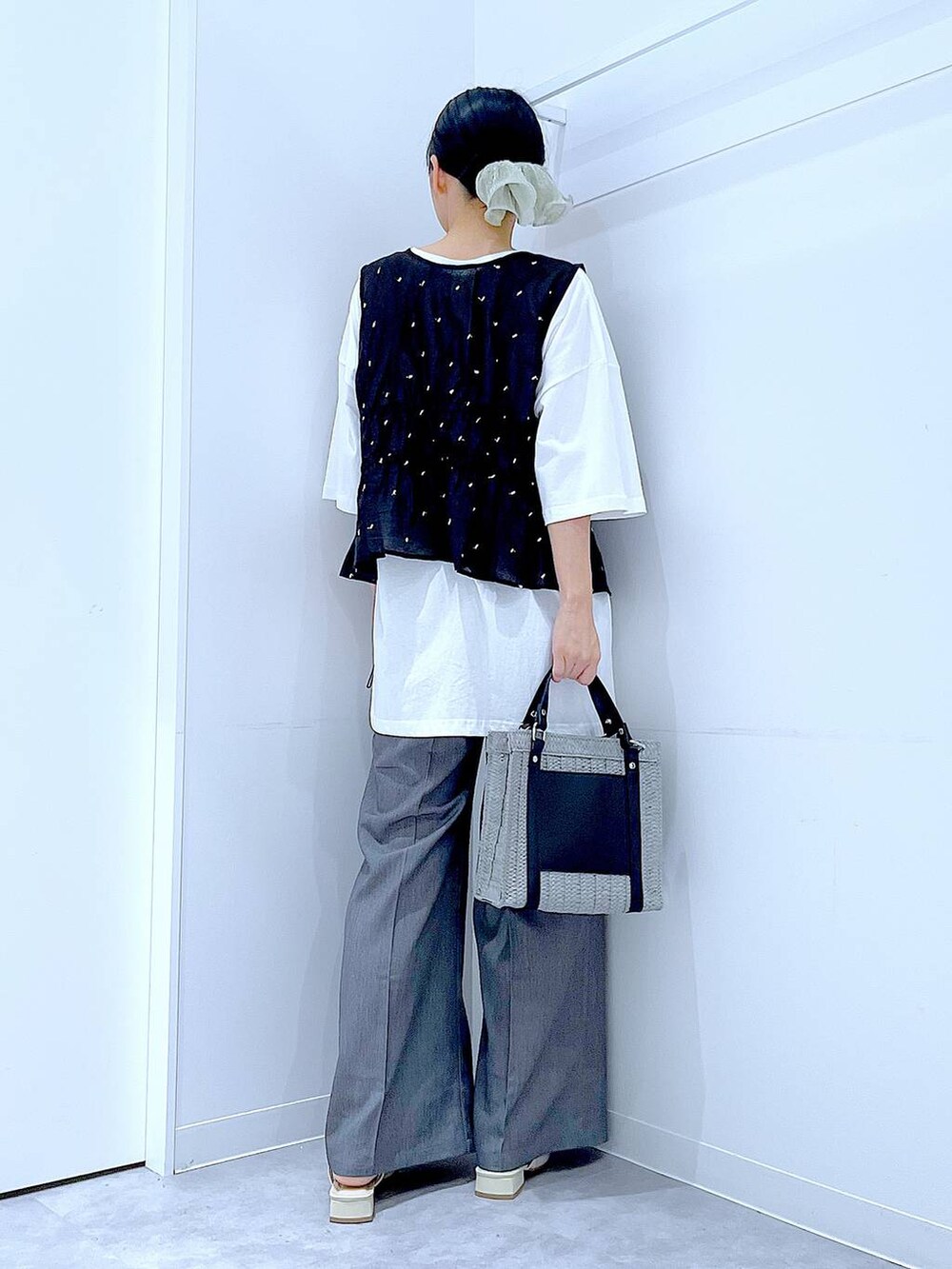 グレー系のショルダーバッグ、ホワイト系のサンダル、ホワイト系のTシャツ/カットソーを着用したレディースの夏コーディネートの5枚目の写真