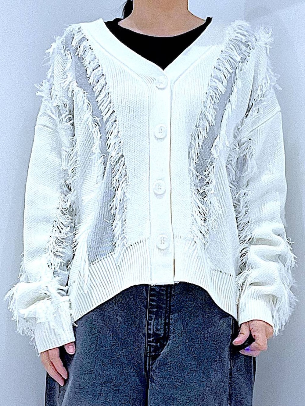 ブラック系のTシャツ/カットソー、ブラック系のデニムパンツ、ホワイト系のショルダーバッグを着用したレディースの春コーディネートの7枚目の写真