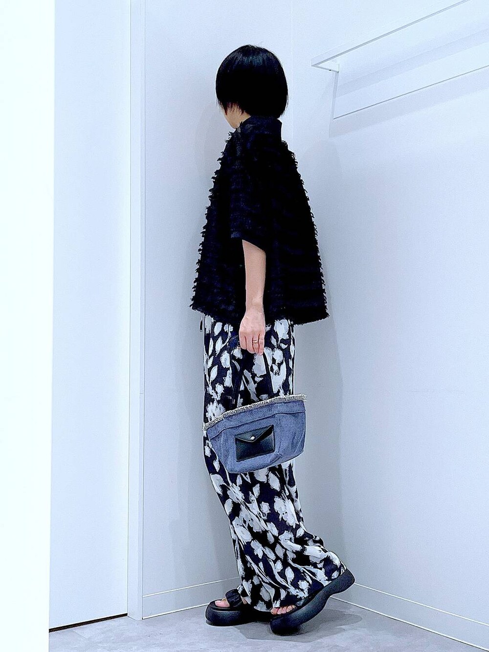 ブルー系のショルダーバッグ、ブラック系のサンダル、ブラック系のその他パンツを着用したレディースの夏コーディネートの3枚目の写真