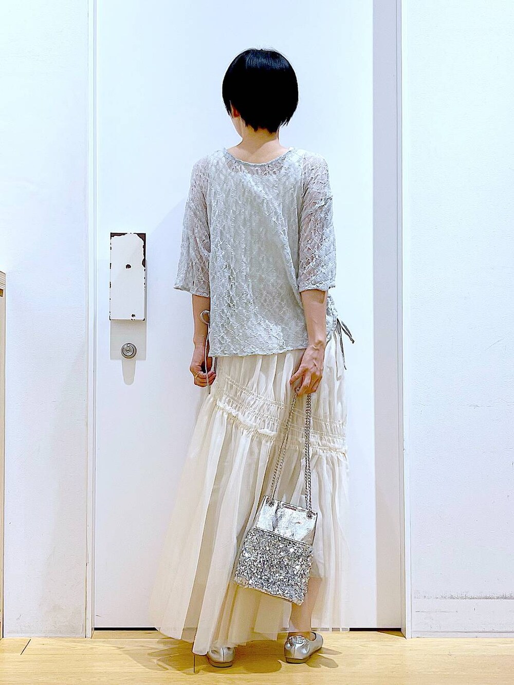 シルバー系のパンプス、その他のショルダーバッグ、グレー系のTシャツ/カットソーを着用したレディースの春コーディネートの5枚目の写真