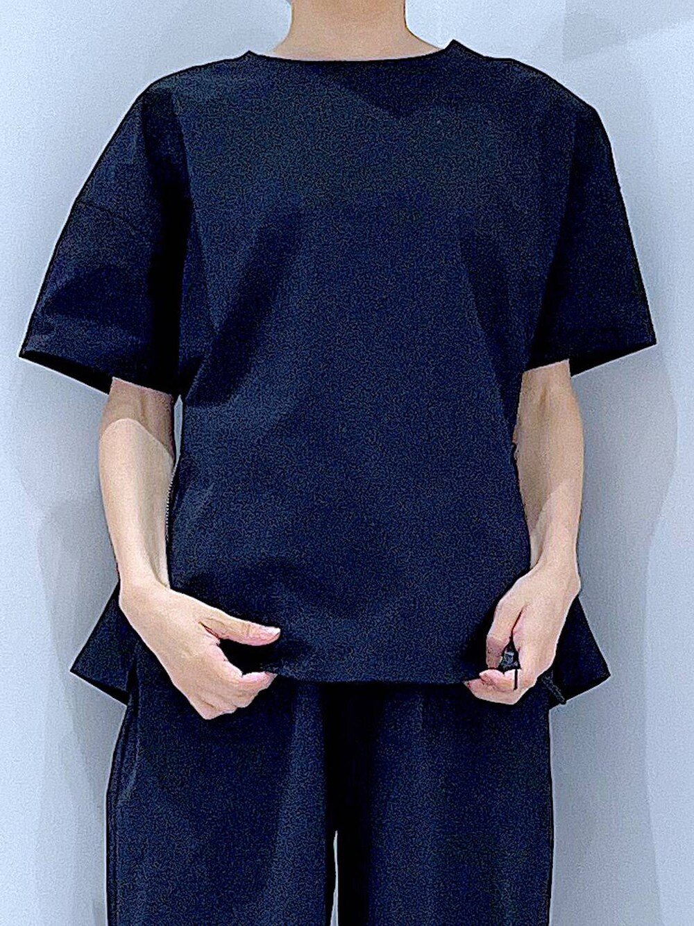 ブラック系のショルダーバッグ、ブラック系のサンダル、ブラック系のTシャツ/カットソーを着用したレディースの夏コーディネートの7枚目の写真