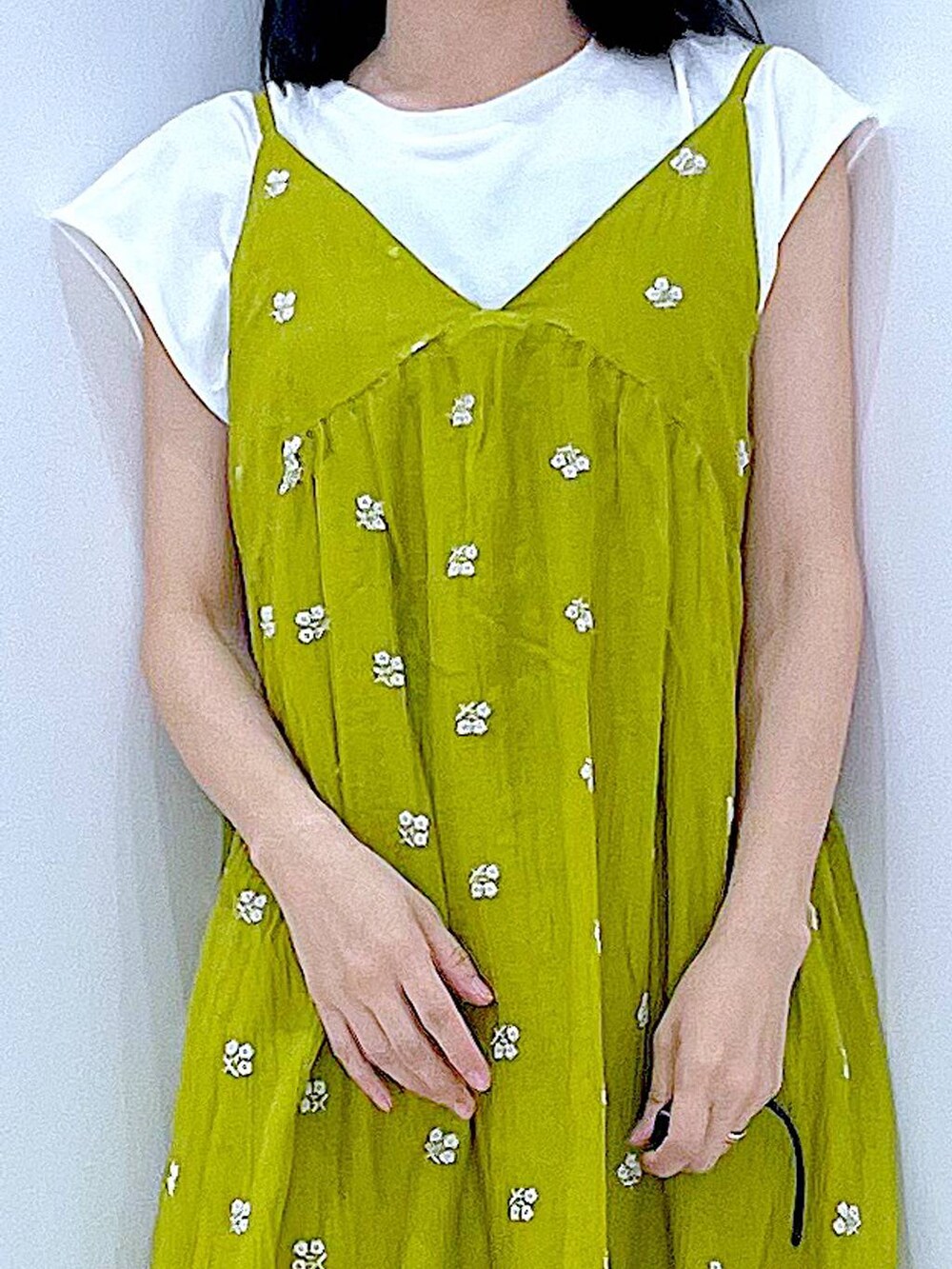 グリーン系のワンピース、ホワイト系のトートバッグ、ホワイト系のTシャツ/カットソーを着用したレディースの夏コーディネートの7枚目の写真
