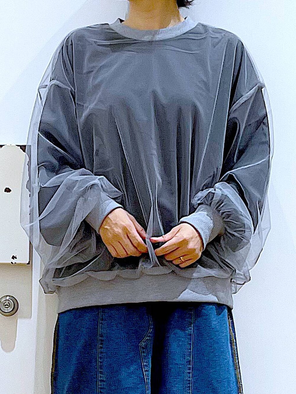 その他のショルダーバッグ、ブルー系のデニムスカート、ブラック系のブーツを着用したレディースの冬コーディネートの7枚目の写真