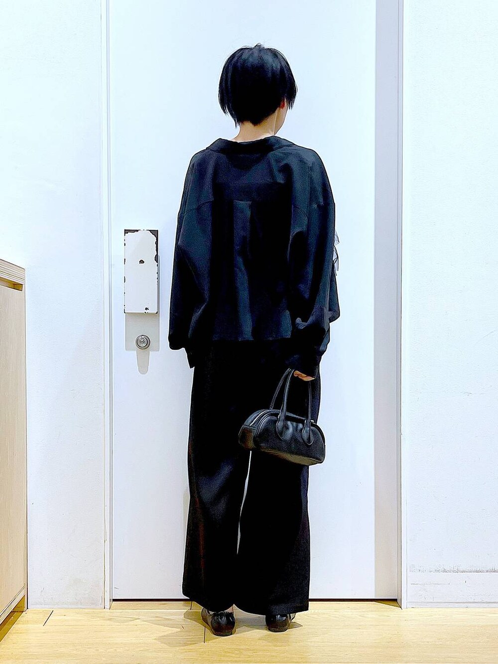 ブラック系のボストンバッグ、ブラック系のその他パンツ、ブラック系のパンプスを着用したレディースの春コーディネートの5枚目の写真