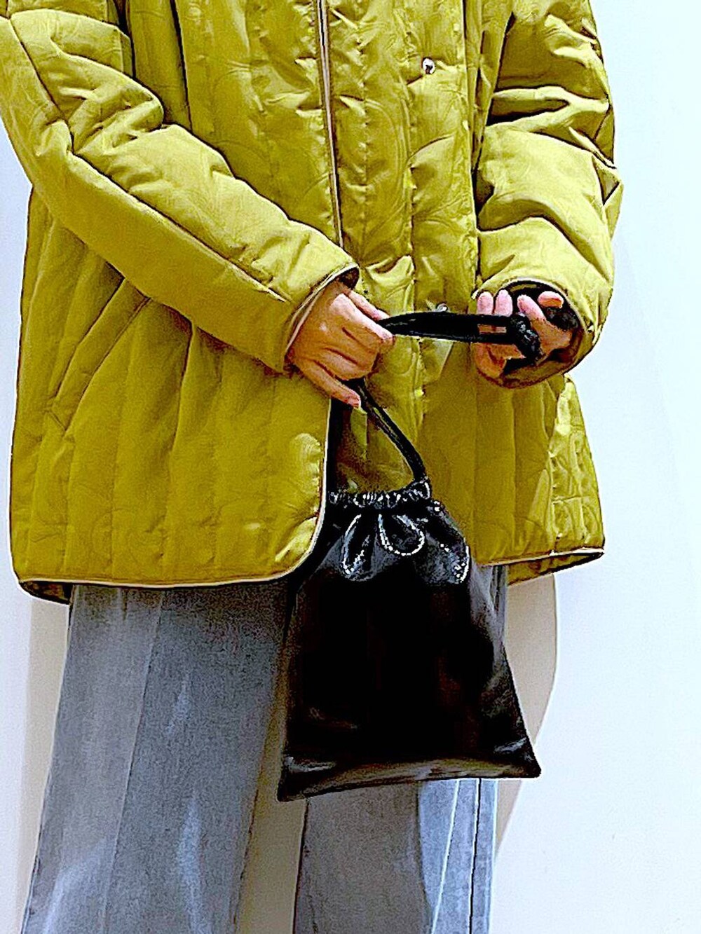 ブルー系のデニムパンツ、ベージュ系のブーツ、ベージュ系のパーカーを着用したレディースの冬コーディネートの9枚目の写真