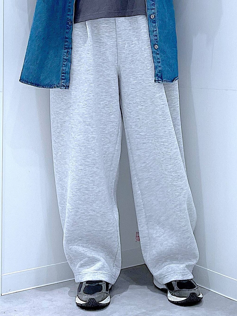 ブルー系のシャツ/ブラウス、ブラウン系のトートバッグ、グレー系のTシャツ/カットソーを着用したレディースの秋コーディネートの8枚目の写真