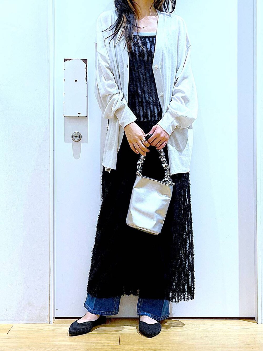 その他のショルダーバッグ、ブルー系のデニムパンツ、ブルー系のニット/セーターを着用したレディースの夏コーディネートの6枚目の写真