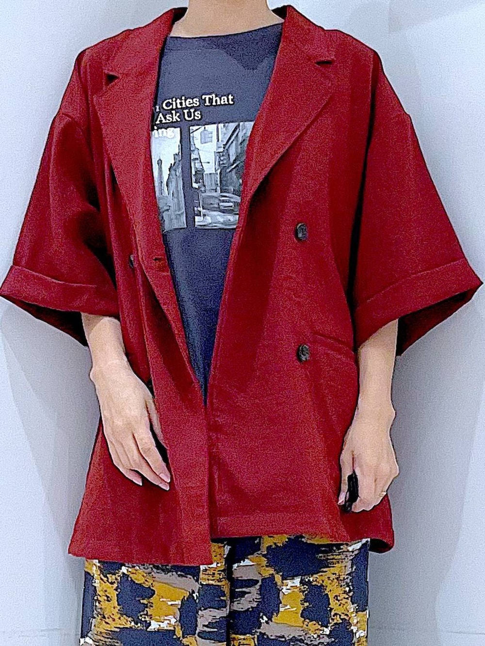 グレー系のTシャツ/カットソー、グレー系のその他パンツ、ブラウン系のテーラードジャケットを着用したレディースの夏コーディネートの7枚目の写真