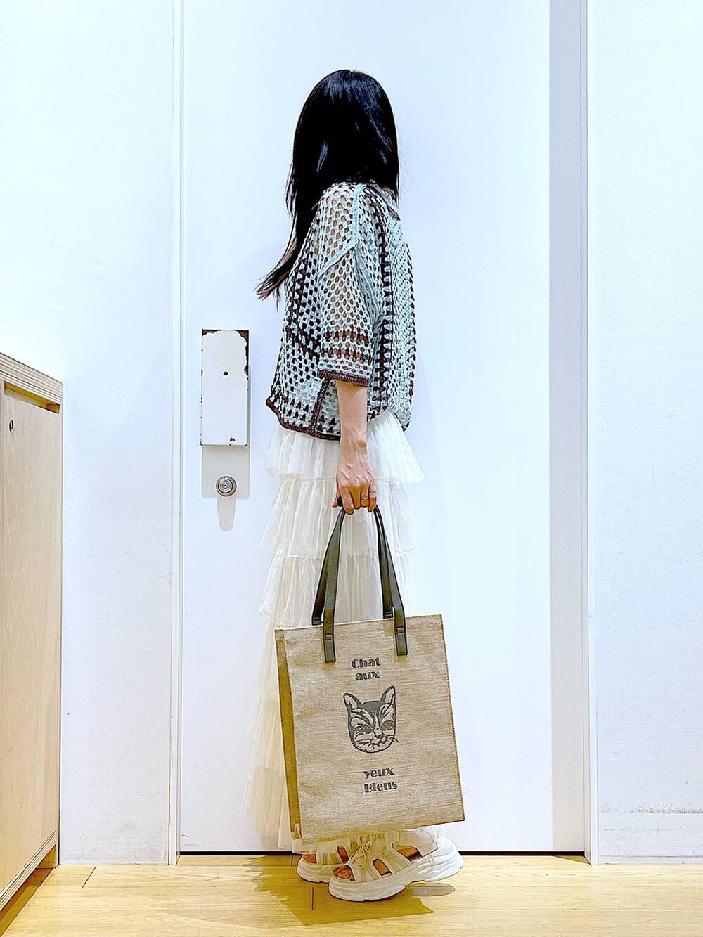 ホワイト系のサンダル、グリーン系のカーディガン/ボレロ、グレー系のトートバッグを着用したレディースの夏コーディネートの3枚目の写真