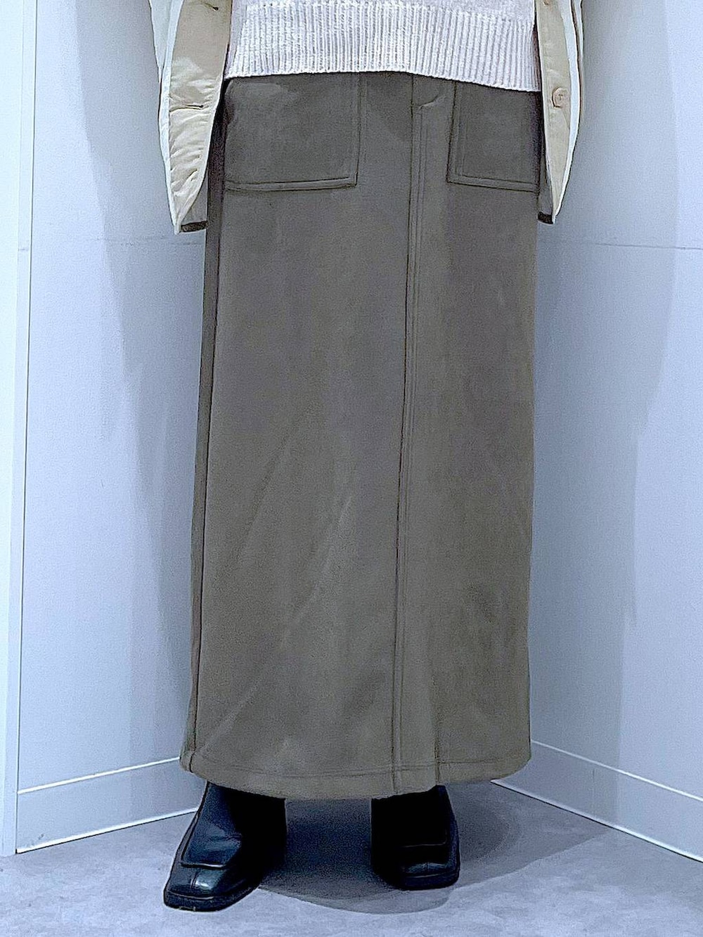 ベージュ系のブルゾン、ブラック系のブーツ、ベージュ系のニット/セーターを着用したレディースの冬コーディネートの8枚目の写真