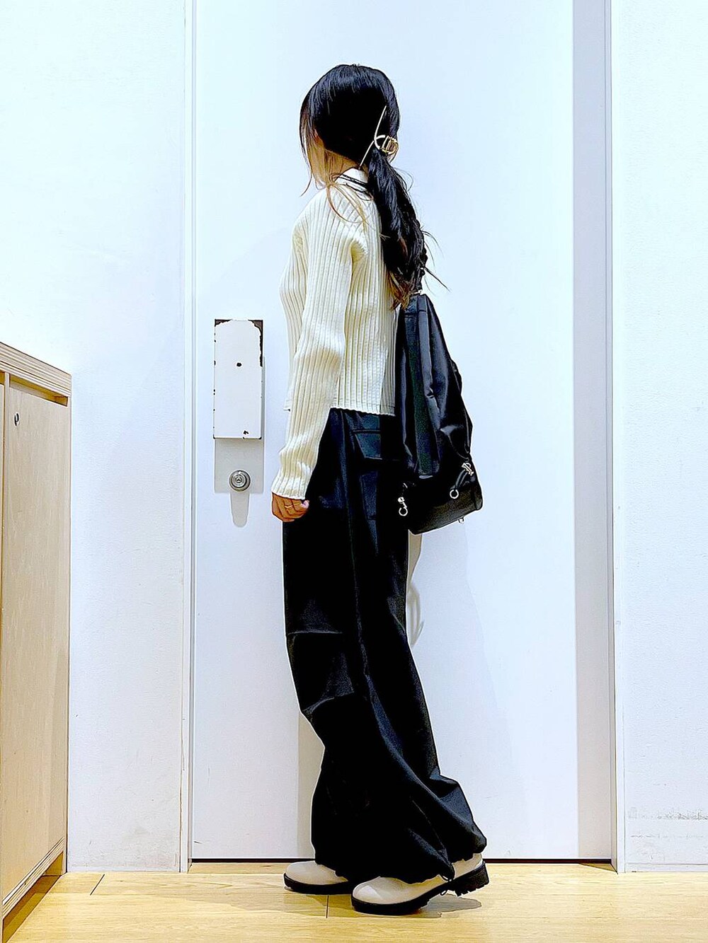 ブラック系のその他パンツ、ベージュ系のカーディガン/ボレロ、ベージュ系のブーツを着用したレディースの春コーディネートの3枚目の写真