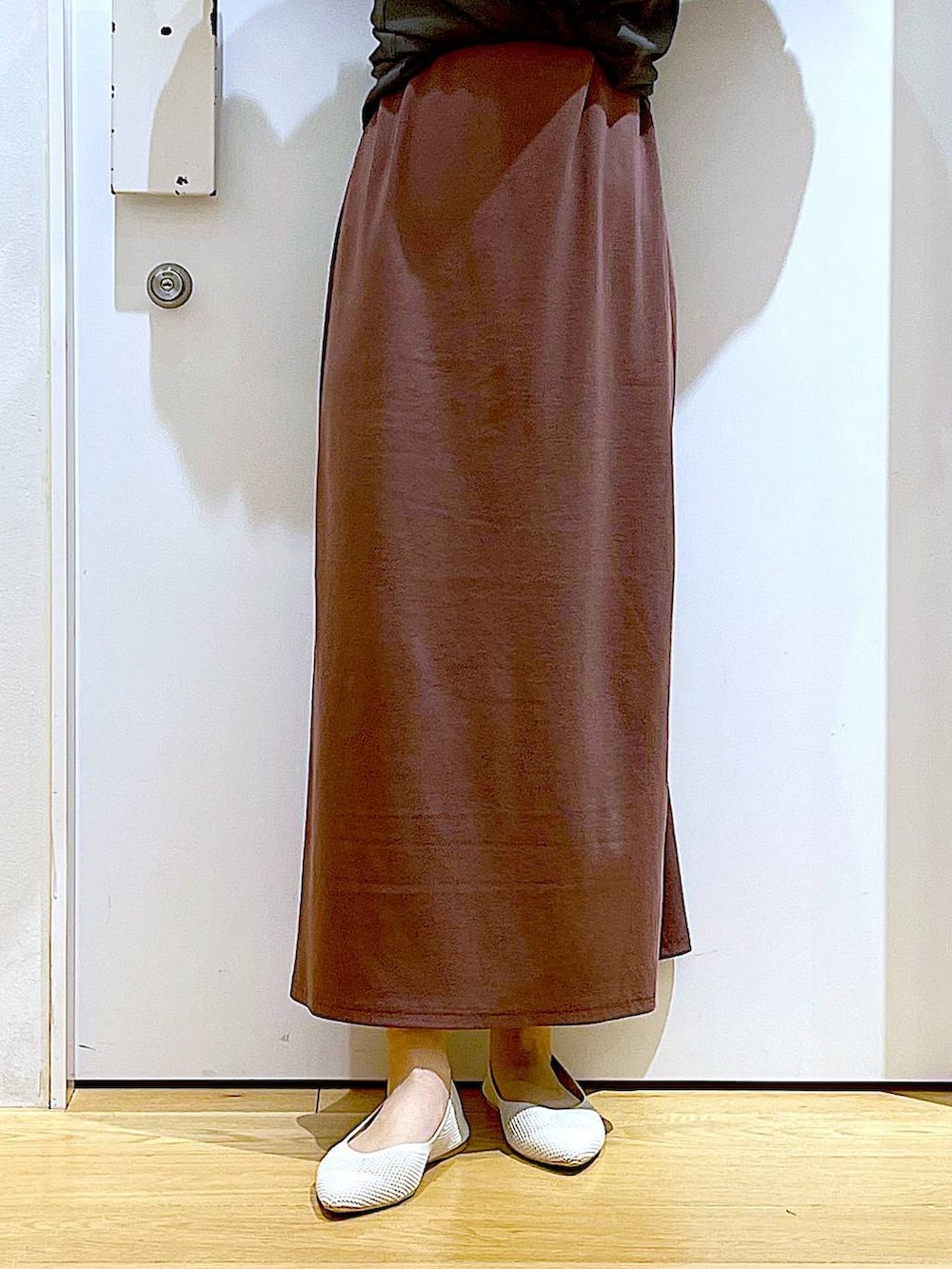 レッド系のワンピース、ブラック系のショルダーバッグ、ホワイト系のパンプスを着用したレディースの春コーディネートの8枚目の写真