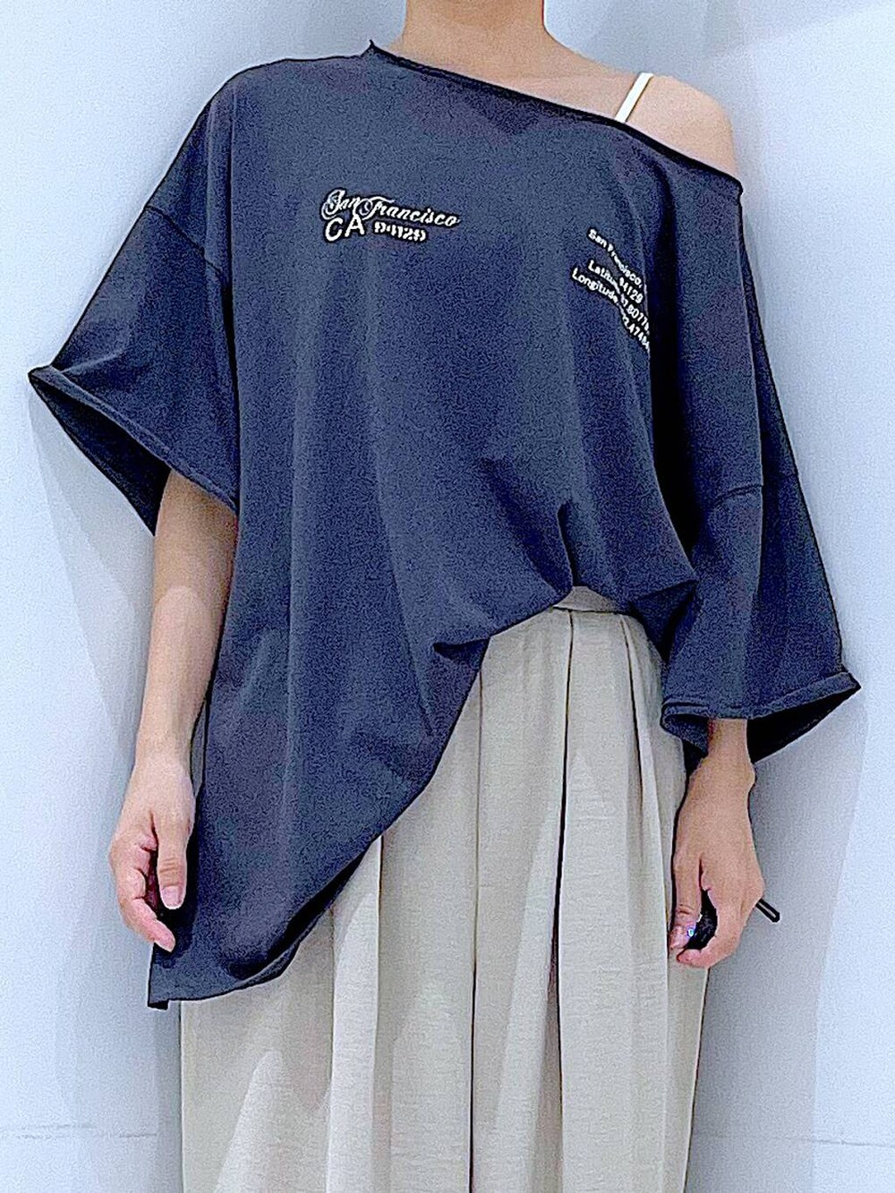 ブラック系のサンダル、ベージュ系のその他パンツ、ブラック系のハンドバッグを着用したレディースの夏コーディネートの7枚目の写真