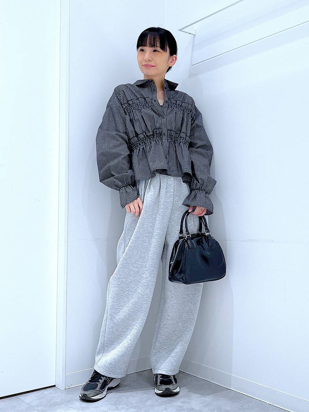 ブラック系のショルダーバッグ、グレー系のバレッタ/ヘアクリップを着用したレディースの春コーディネートの2枚目の写真