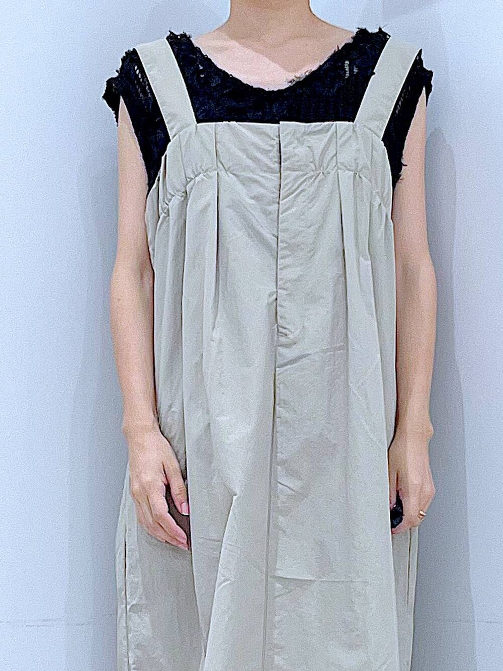 ブラック系のローファー、ブラウン系のショルダーバッグ、グレー系のワンピースを着用したレディースの秋コーディネートの7枚目の写真