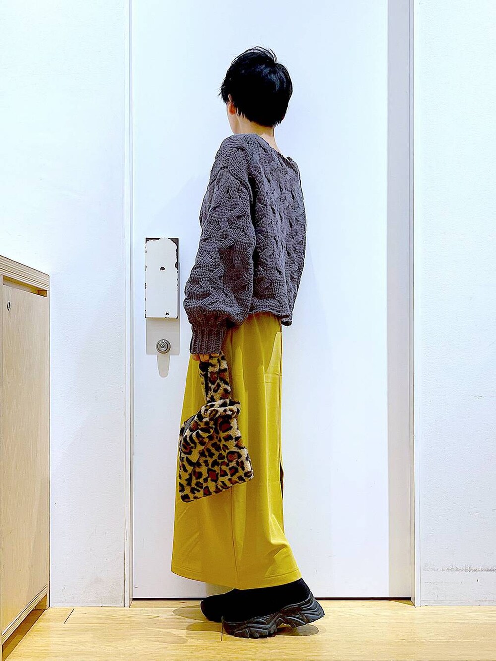 その他のショルダーバッグ、ブラック系のブーツ、グレー系のニット/セーターを着用したレディースの冬コーディネートの3枚目の写真