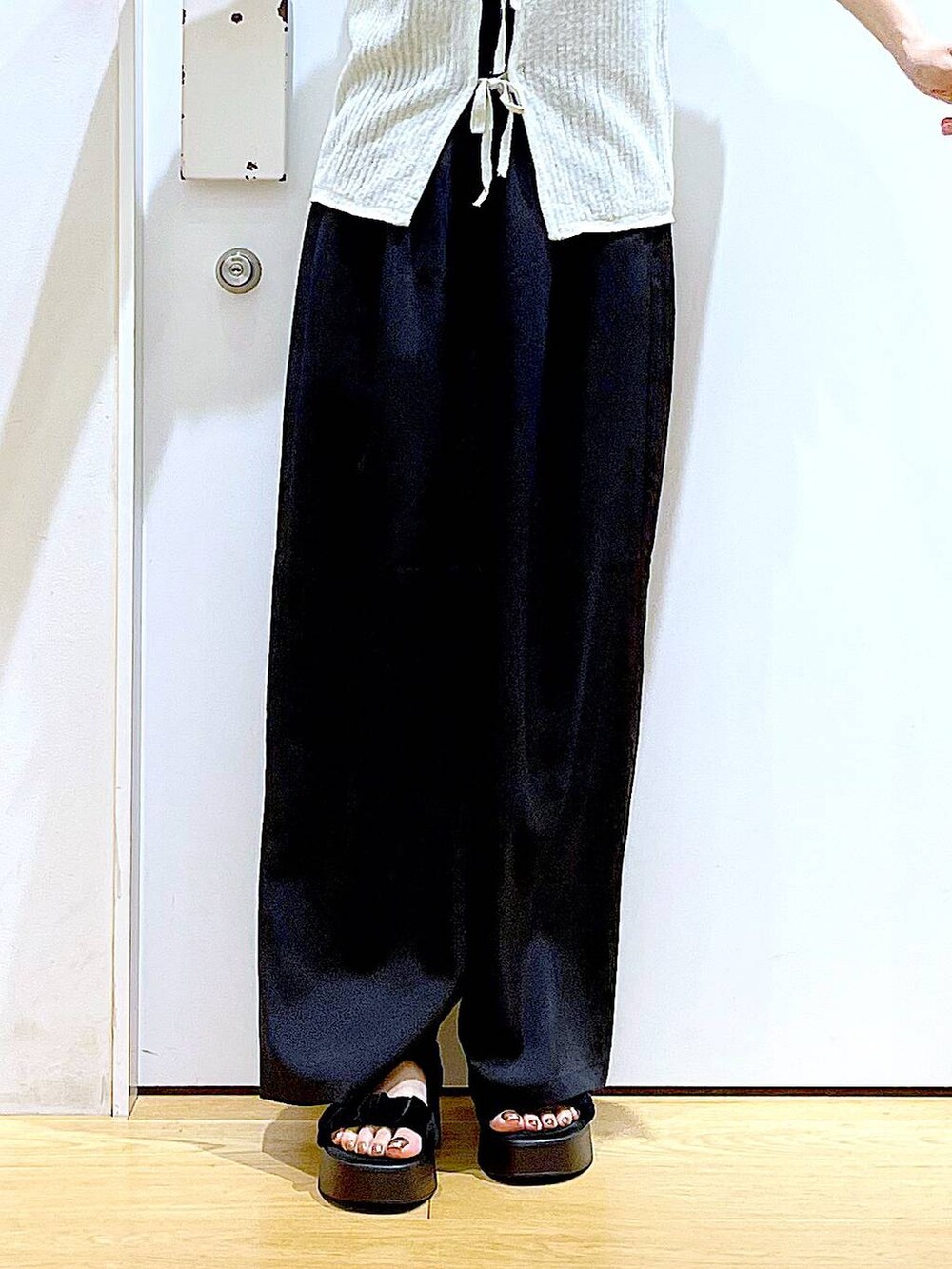 ブラック系のキャミソール、ブラック系のショルダーバッグ、ブラック系のサンダルを着用したレディースの夏コーディネートの8枚目の写真