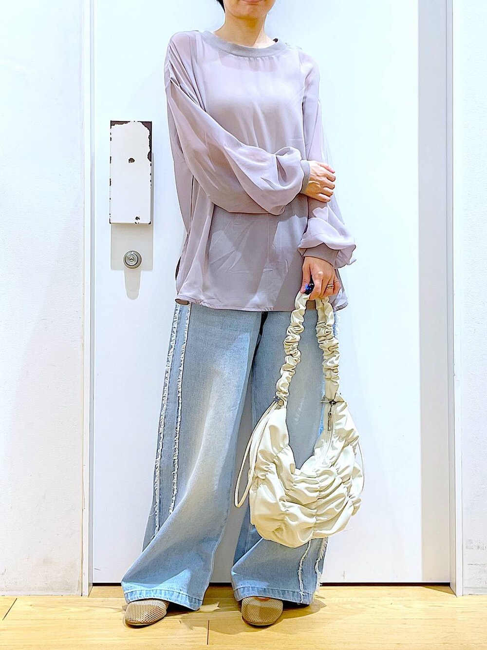 ベージュ系のパンプス、ブルー系のデニムパンツ、グレー系のシャツ/ブラウスを着用したレディースの夏コーディネートの6枚目の写真