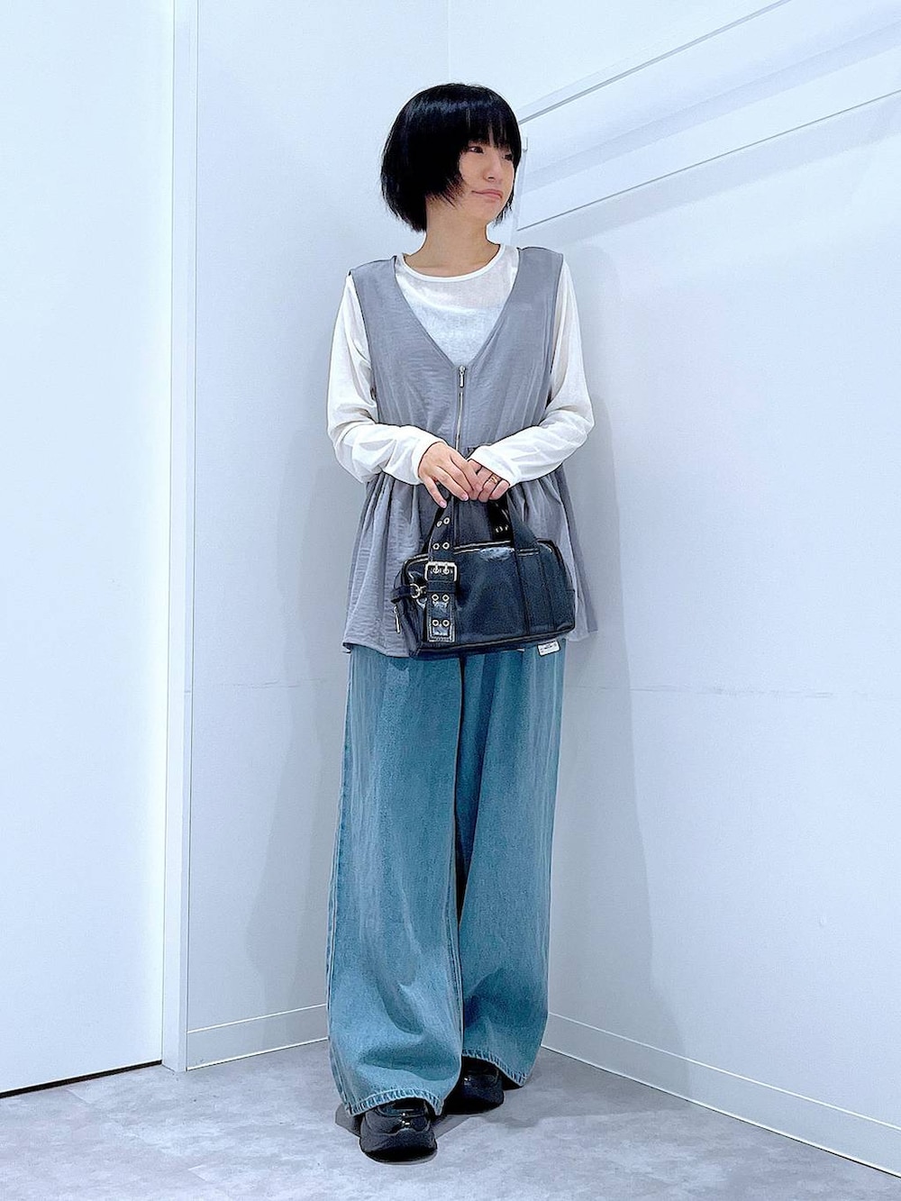 ホワイト系のTシャツ/カットソー、ブラック系のローファー、ブラック系のショルダーバッグを着用したレディースの秋コーディネートの2枚目の写真