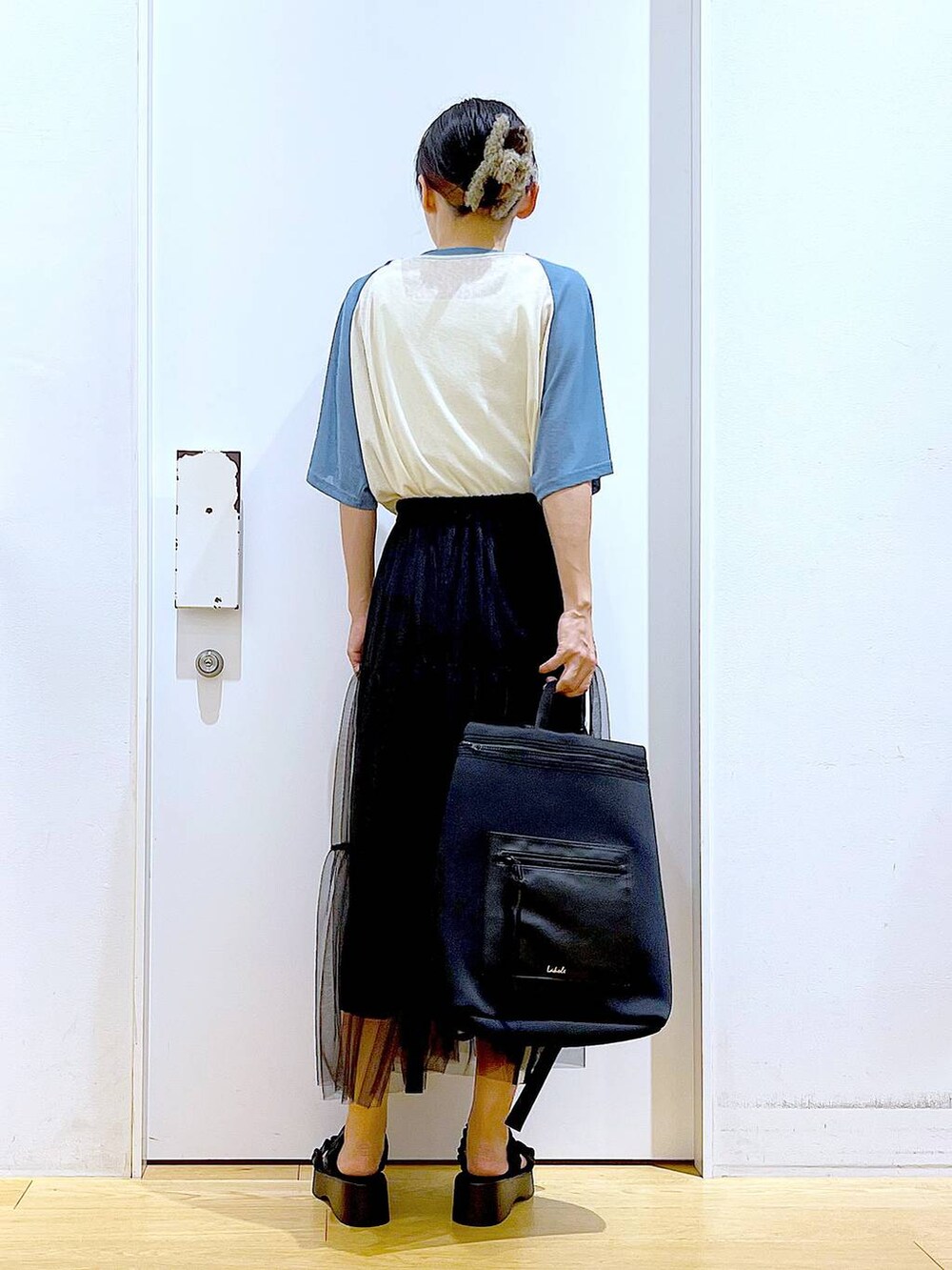 ブラック系のサンダル、ブルー系のTシャツ/カットソー、ブラック系のスカートを着用したレディースの夏コーディネートの5枚目の写真