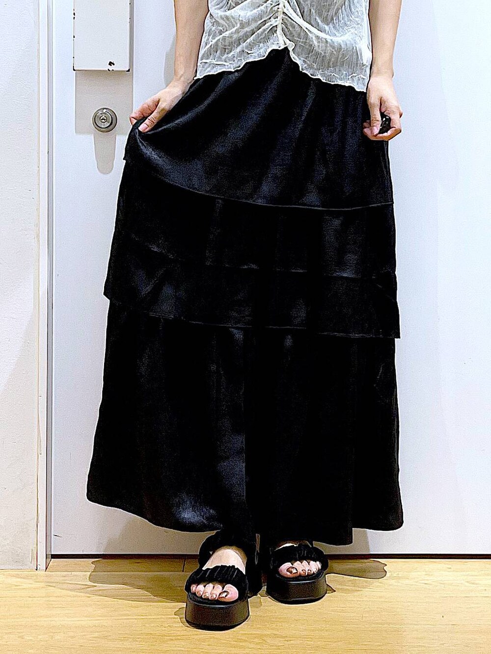 ブラック系のサンダル、ブラック系のショルダーバッグ、ブラック系のスカートを着用したレディースの夏コーディネートの8枚目の写真