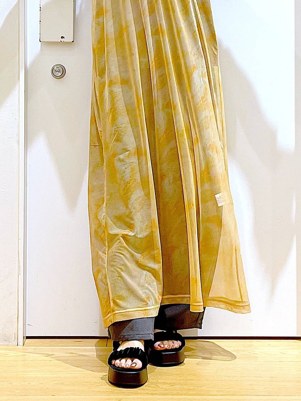 グレー系のその他パンツ、ホワイト系のショルダーバッグ、オレンジ系のワンピースを着用したレディースの夏コーディネートの8枚目の写真