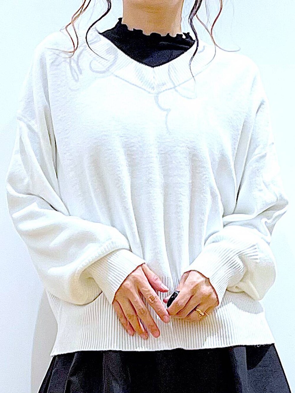 「リラックス、若見え、ゆったり、休日コーデ、骨格ウェーブ、LAKOLE、ニット、冬コーデ、スカート、ベーシック/シンプル、カジュアル、ブーツ、楽ちんコーデ」｜「LAKOLEのメロウタートルインナー / 961223（Tシャツ/カットソー、ブラック系）」を使った、あおき@LAKOLE海老名さん（レディース・156cm）の冬コーディネートの7枚目の写真