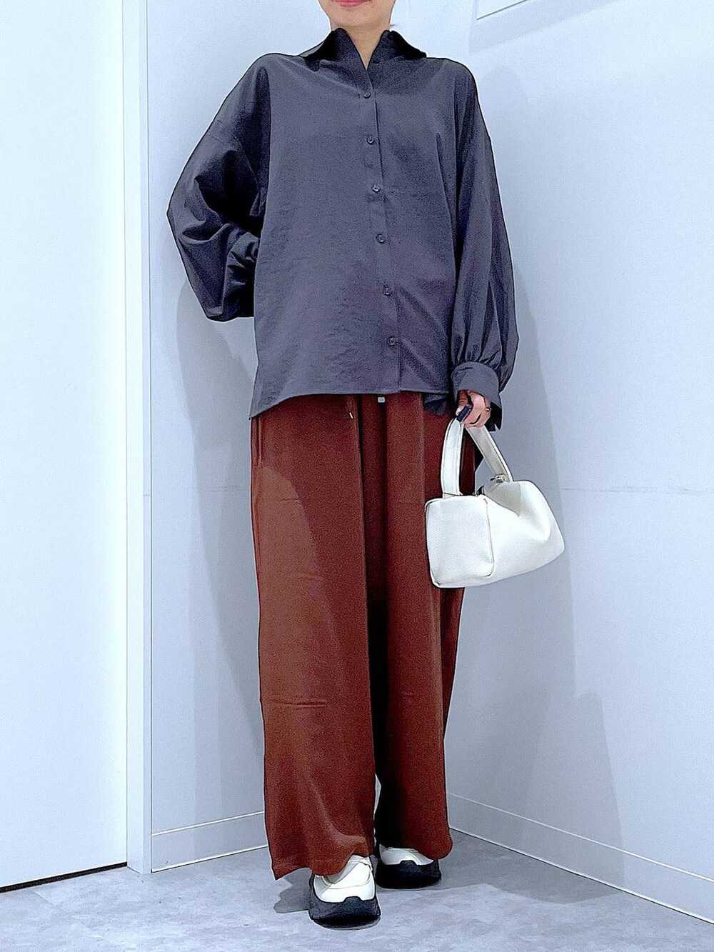 ホワイト系のローファー、ホワイト系のショルダーバッグ、ブラウン系のその他パンツを着用したレディースの秋コーディネートの6枚目の写真