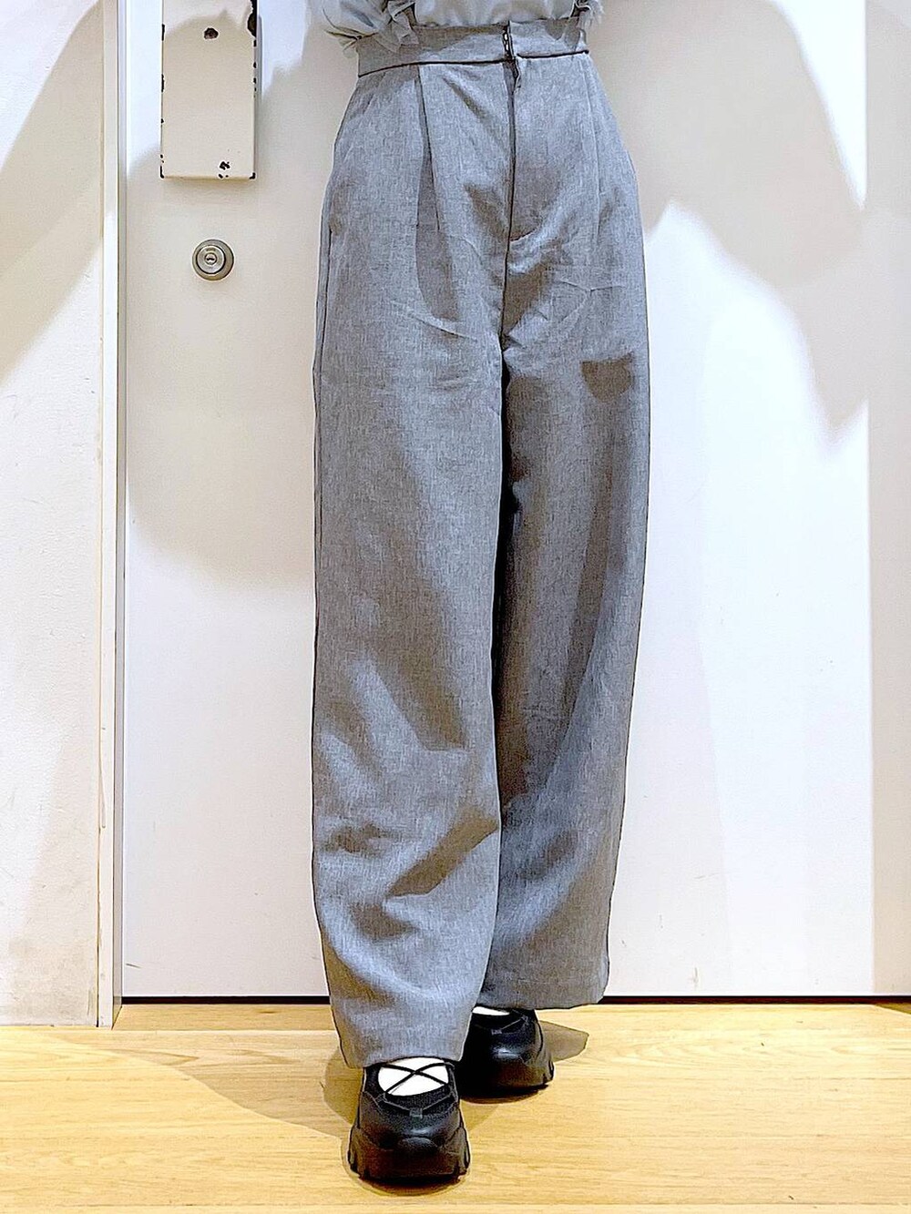 ブラック系のスニーカー、ブラック系のバックパック/リュック、グレー系のその他パンツを着用したレディースの春コーディネートの8枚目の写真