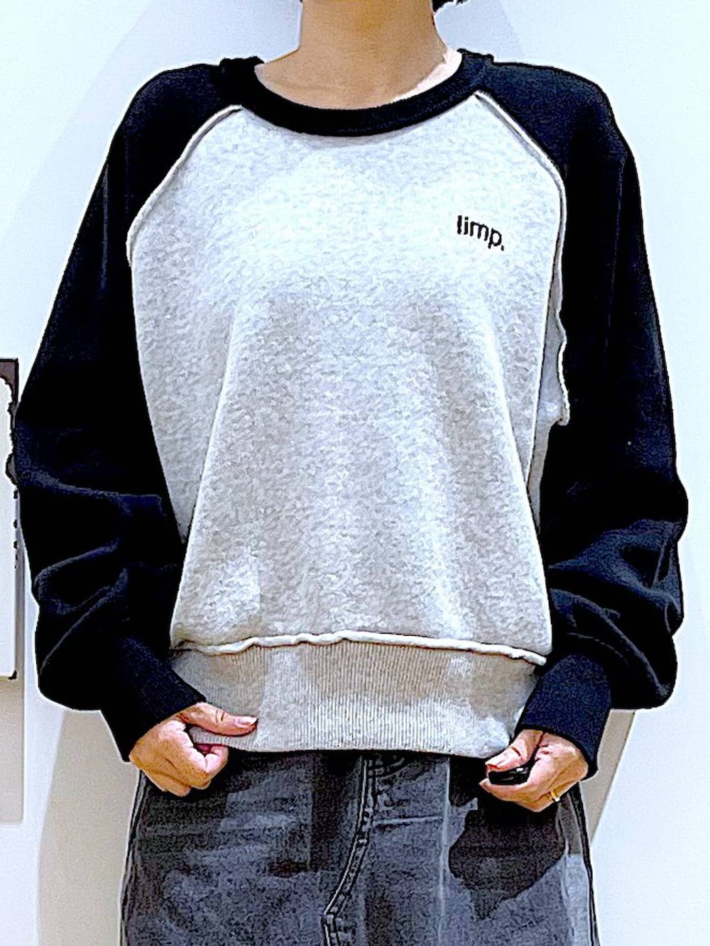 シルバー系のローファー、ブラック系のニット/セーター、ブラック系のショルダーバッグを着用したレディースの冬コーディネートの7枚目の写真