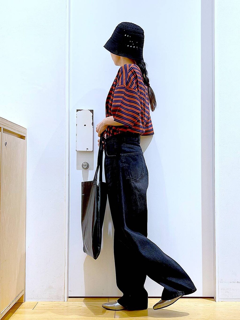 ブラック系のトートバッグ、その他のパンプス、ブラック系のデニムパンツを着用したレディースの夏コーディネートの3枚目の写真