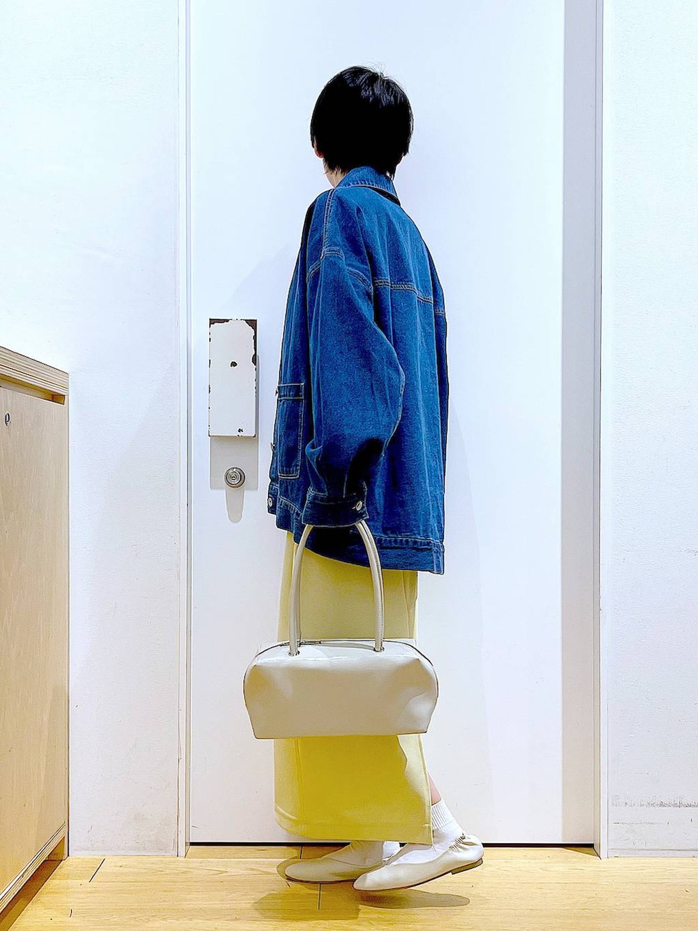 「リラックス、若見え、ゆったり、休日コーデ、骨格ウェーブ、LAKOLE、ロンT、シンプル、シンプルコーデ、カジュアルコーデ、スカート、デニムジャケット、春コーデ、春アウター、楽ちんコーデ」｜「LAKOLEのエナメルスクエアボストンバッグ / 283535（ボストンバッグ、ホワイト系）」を使った、あおき@LAKOLE海老名さん（レディース・156cm）の春コーディネートの3枚目の写真
