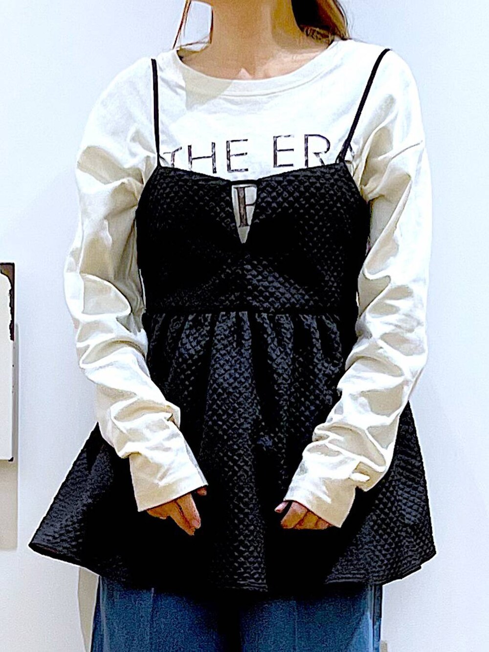 ブルー系のデニムパンツ、ホワイト系のTシャツ/カットソー、ブルー系のショルダーバッグを着用したレディースの春コーディネートの7枚目の写真