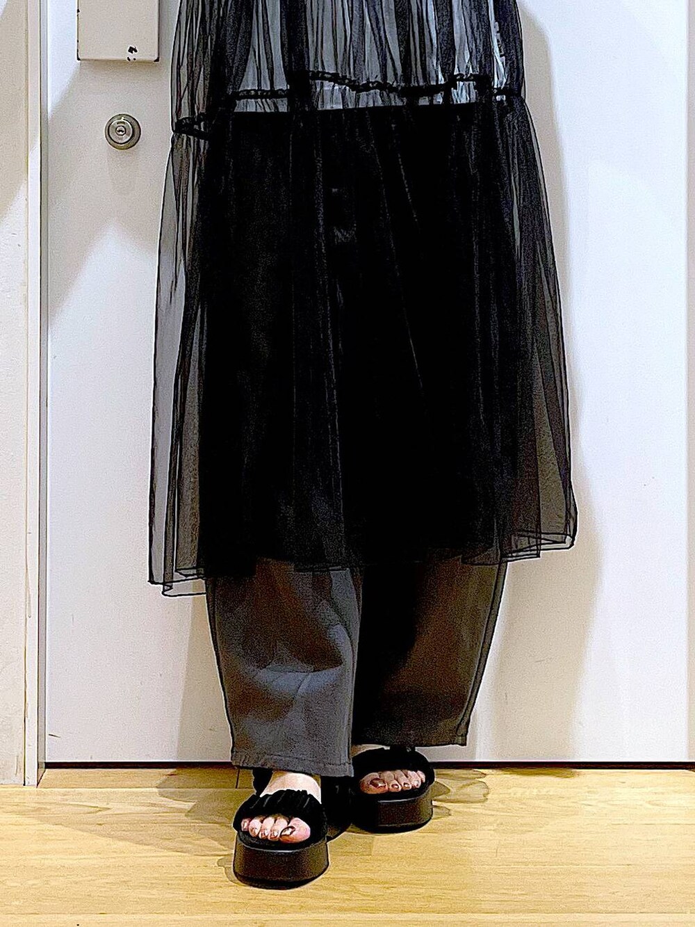 シルバー系のショルダーバッグ、グレー系のその他パンツ、ブラック系のサンダルを着用したレディースの夏コーディネートの8枚目の写真