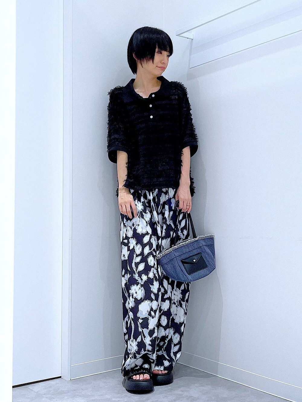 ブルー系のショルダーバッグ、ブラック系のサンダル、ブラック系のその他パンツを着用したレディースの夏コーディネートの2枚目の写真