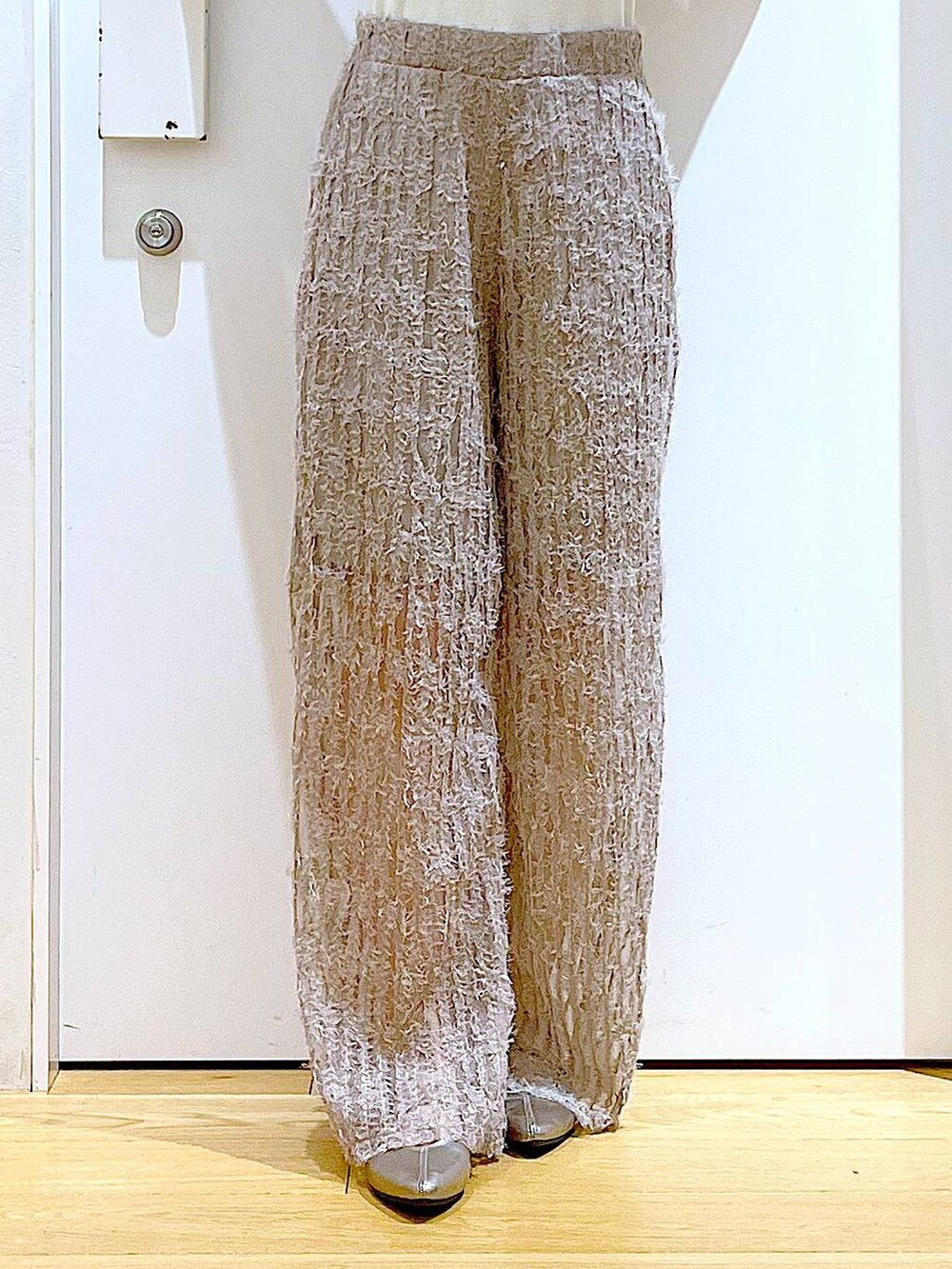 ホワイト系のニット/セーター、ベージュ系のその他パンツ、ホワイト系のニット/セーターを着用したレディースの夏コーディネートの8枚目の写真