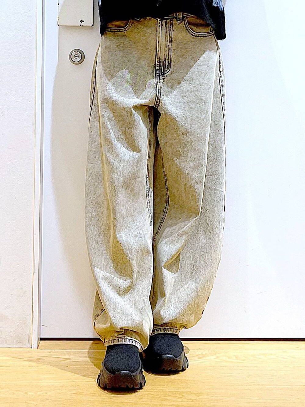 ブラック系のブーツ、グレー系のショルダーバッグ、ベージュ系のデニムパンツを着用したレディースの秋コーディネートの8枚目の写真