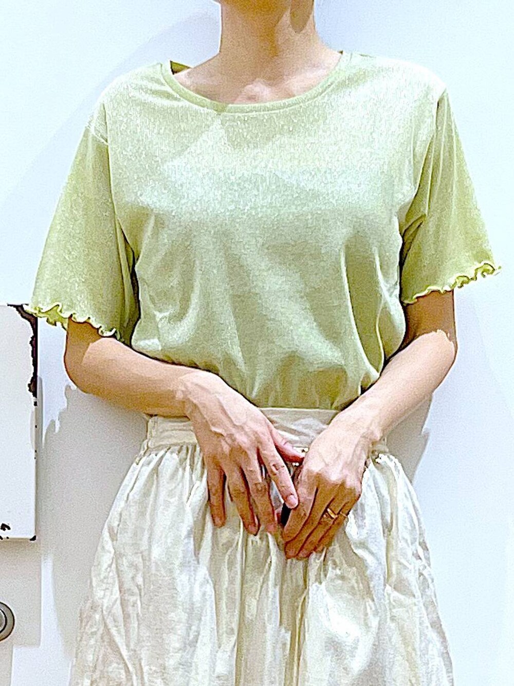 ブラック系のサンダル、ブラック系のショルダーバッグ、グリーン系のTシャツ/カットソーを着用したレディースの夏コーディネートの7枚目の写真