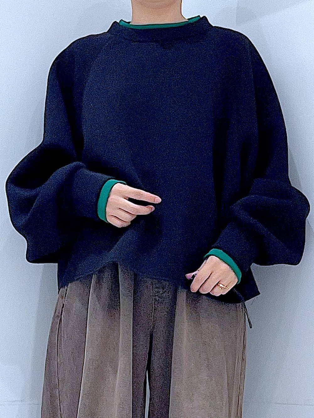 ブラウン系のトートバッグ、ブラウン系のデニムパンツ、ブラック系のスウェットを着用したレディースの秋コーディネートの7枚目の写真