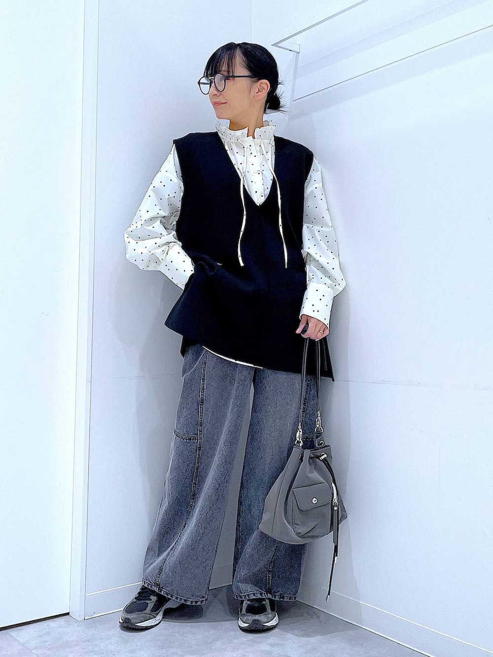 ブラック系のベスト、その他のその他トップス、ブラック系のデニムパンツを着用したレディースの春コーディネートの2枚目の写真