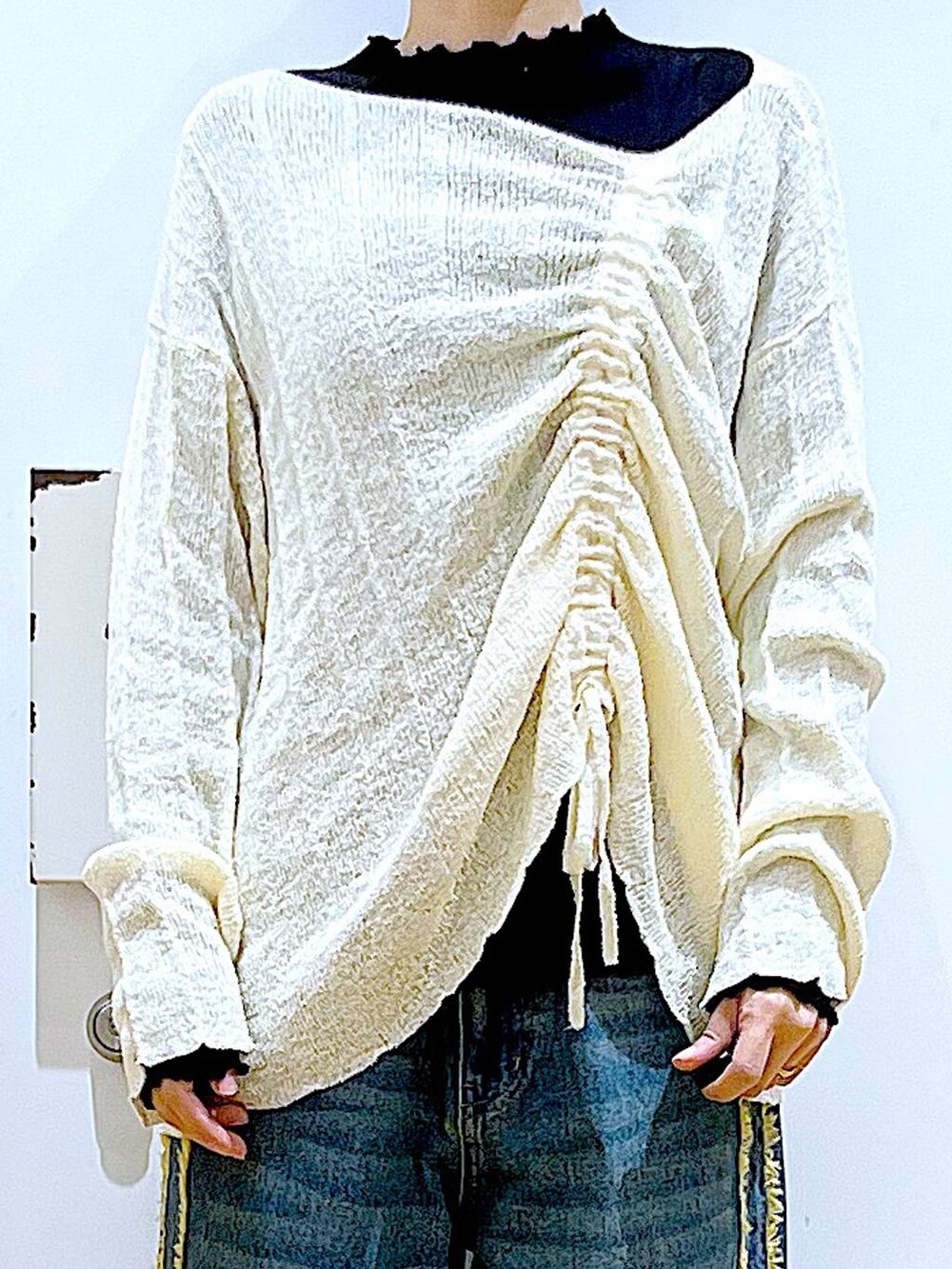 ブラック系のTシャツ/カットソー、シルバー系のショルダーバッグ、ブラック系のスニーカーを着用したレディースの春コーディネートの7枚目の写真